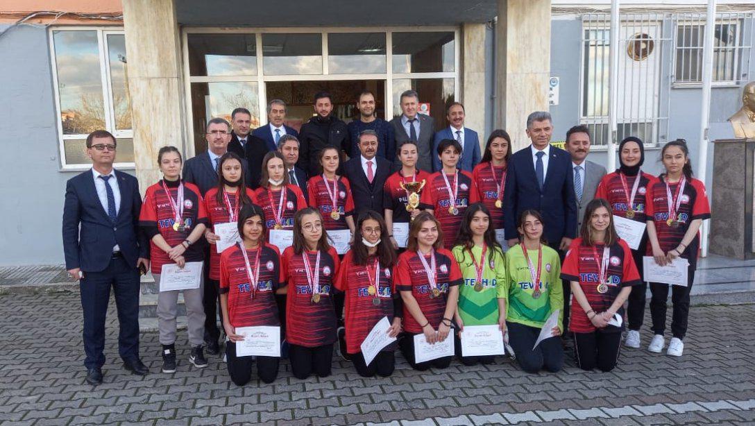 Mustafa Uşdu Anadolu Lisesi Kız Futbol Takımı İl Birinciliğinin Ardından Bu Kez Adını Türkiye Finallerine Yazdırdı
