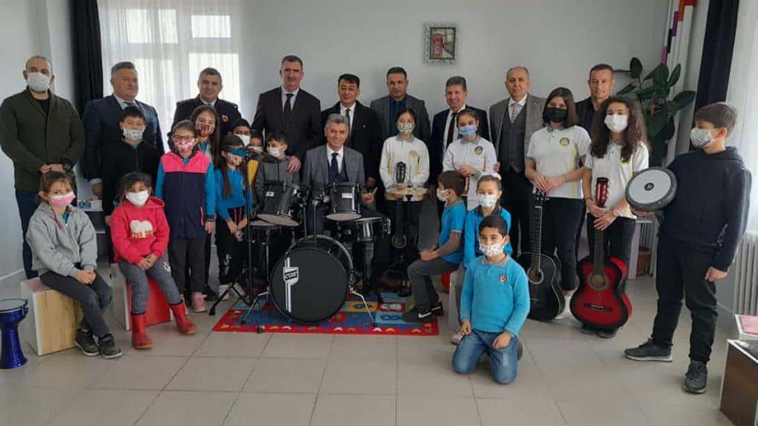 İlçemiz Kaymakamı Dr. Arslan YURT Karşıyaka 100. Yıl İlkokulunda Müzik Atölyesi Açılışına Katıldı.
