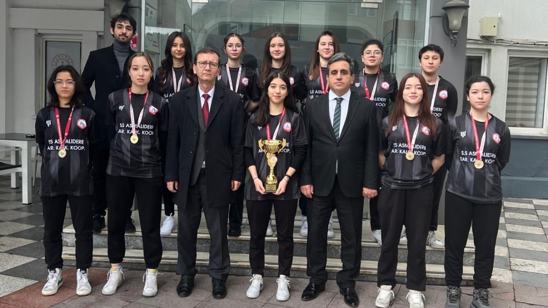 Mustafa Uşdu Anadolu Lisesi Kız Futbol-Futsal Takımı Üst Üste 5. Kez İl Şampiyonu